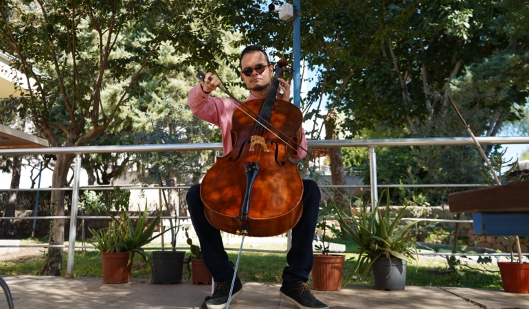 Görme engelli müzik öğretmeninden hastalara ‘ritim ve şarkılı terapi’