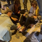 Yangında ayakları yanan kadın ile kedisine, komşuları yanık kremiyle müdahale etti