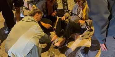 Yangında ayakları yanan kadın ile kedisine, komşuları yanık kremiyle müdahale etti