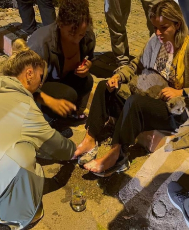 Yangında ayakları yanan kadın ile kedisine, komşuları yanık kremiyle müdahale etti