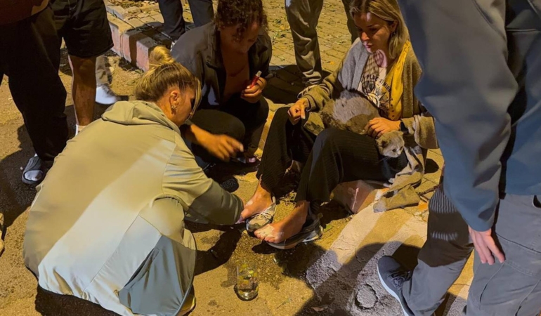 Yangında ayakları yanan kadın ile kedisine, komşuları yanık kremiyle müdahale etti