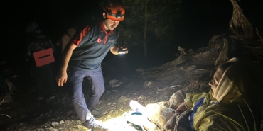 Dağlık alanda ayağından yaralanan turist, 5,5 saatte kurtarıldı