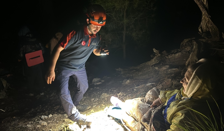 Dağlık alanda ayağından yaralanan turist, 5,5 saatte kurtarıldı