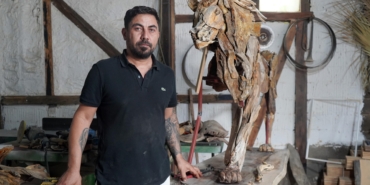 Öldürülen aslan ‘Zeus’un ağaçtan heykelini yaptı