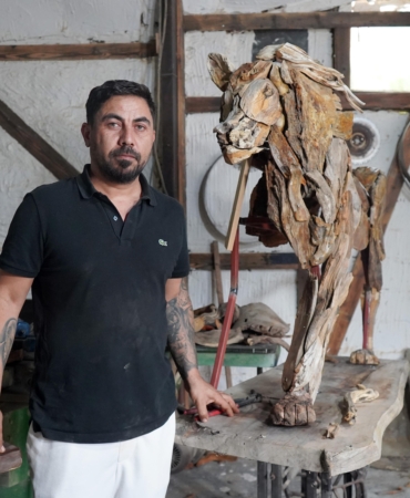 Öldürülen aslan ‘Zeus’un ağaçtan heykelini yaptı