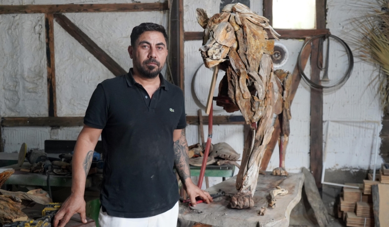 Öldürülen aslan ‘Zeus’un ağaçtan heykelini yaptı