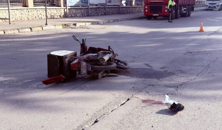 Motosikletle otomobil çarpıştı: 1 yaralı