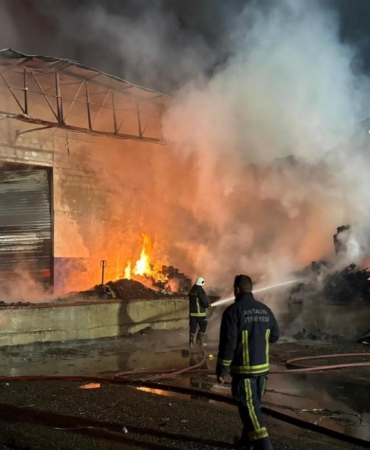 Antalya’da paketleme fabrikasında yangın