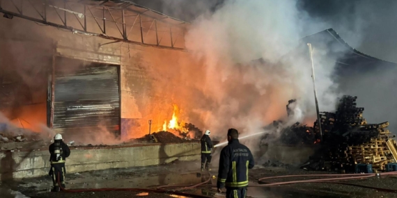 Antalya’da paketleme fabrikasında yangın
