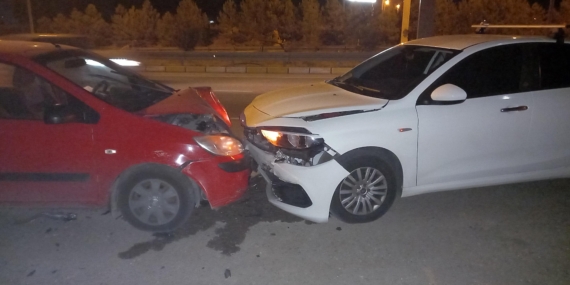 Radar aracına otomobil çarptı: 2 yaralı