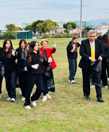 Öğrenci ve mahalleli çevre temizliği yaptı