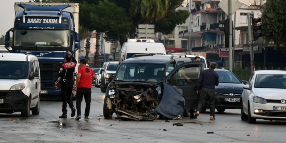 Kavşakta kaza: 1 yaralı