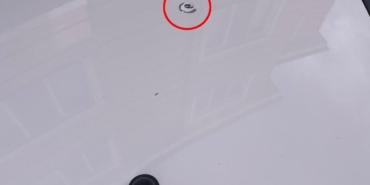 Yorgun mermi otomobilin tavanını deldi