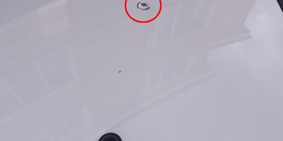 Yorgun mermi otomobilin tavanını deldi