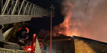 Ev ve ahır yangında küle döndü