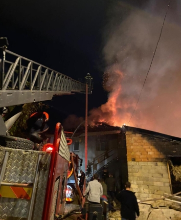 Ev ve ahır yangında küle döndü