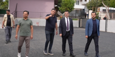 Okul bahçesi ve caddede asfalt çalışması