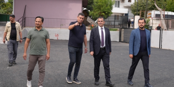 Okul bahçesi ve caddede asfalt çalışması