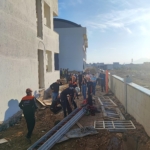 Aksu’da 5 metrelik çukura düşen vatandaş kurtarıldı