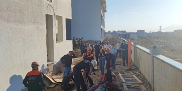 Aksu’da 5 metrelik çukura düşen vatandaş kurtarıldı