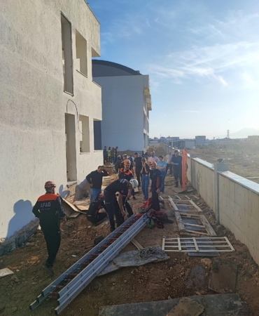 Aksu’da 5 metrelik çukura düşen vatandaş kurtarıldı