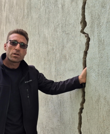 Eğirdir’de meyve bahçelerinde obruk ve yarıklar, evlerin duvarlarında çatlaklar oluştu