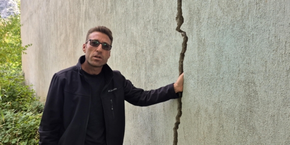 Eğirdir’de meyve bahçelerinde obruk ve yarıklar, evlerin duvarlarında çatlaklar oluştu