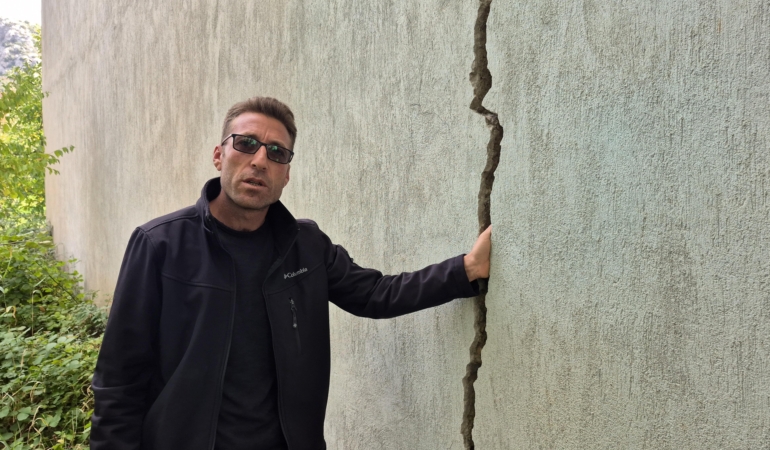 Eğirdir’de meyve bahçelerinde obruk ve yarıklar, evlerin duvarlarında çatlaklar oluştu