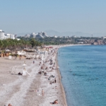 Konyaaltı Sahili’nde kasım ayında deniz keyfi