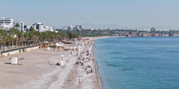 Konyaaltı Sahili’nde kasım ayında deniz keyfi