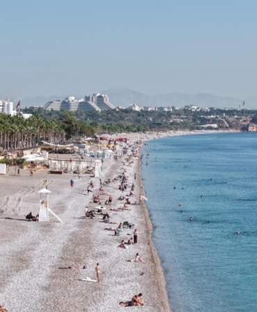 Konyaaltı Sahili’nde kasım ayında deniz keyfi