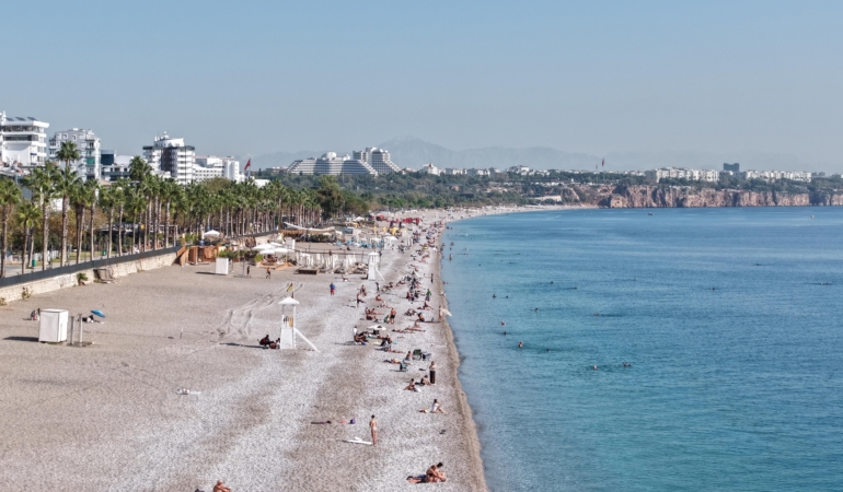 Konyaaltı Sahili’nde kasım ayında deniz keyfi