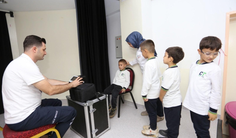 Anaokulu ve ilkokulda göz sağlığı taraması