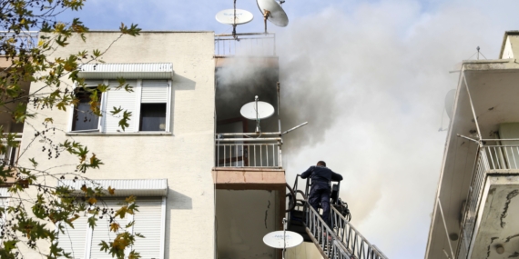 Yangın çıkan daire kullanılamaz hale geldi