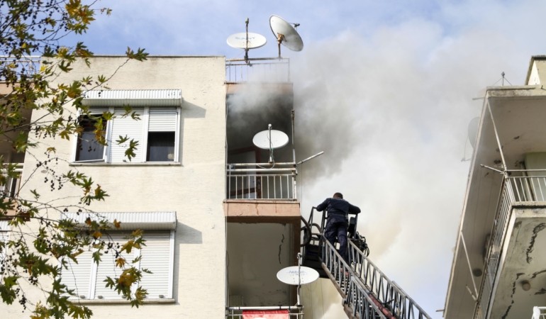 Yangın çıkan daire kullanılamaz hale geldi