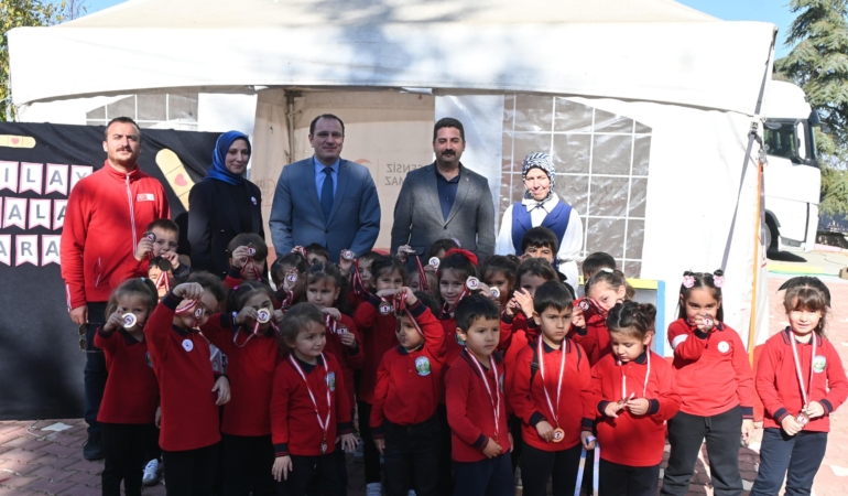 Minikler Kızılay’ı tanıdı, velileri kan verdi