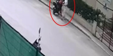 Rus kocanın boşanma aşamasındaki eşini bıçakladığı anlar kamerada