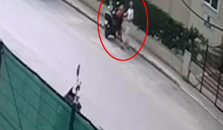 Rus kocanın boşanma aşamasındaki eşini bıçakladığı anlar kamerada