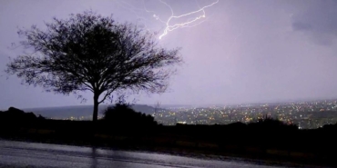 Antalya’da geceyi şimşekler aydınlattı