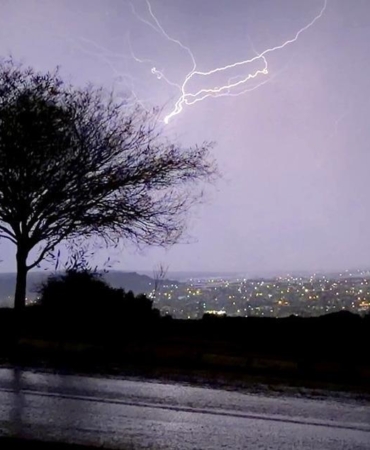 Antalya’da geceyi şimşekler aydınlattı
