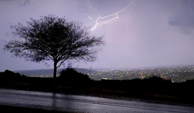 Antalya’da geceyi şimşekler aydınlattı