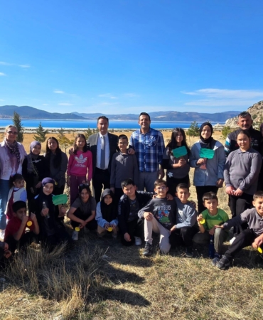 Salda Gölü kıyısına fidan dikildi