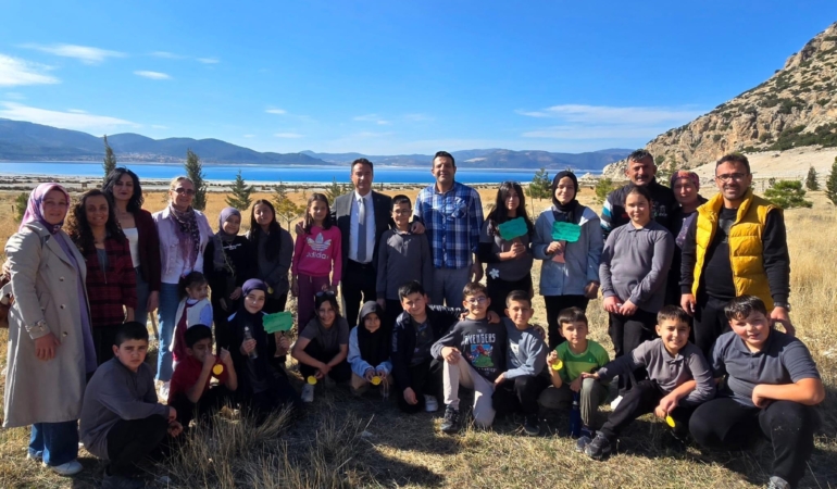 Salda Gölü kıyısına fidan dikildi