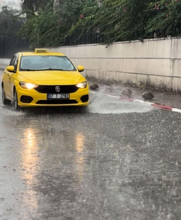 Antalya’da sağanak, yerini fırtına ve doluya bıraktı
