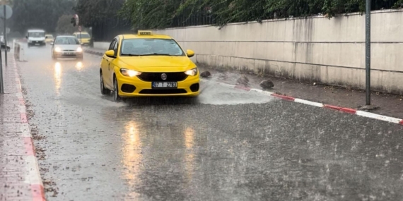 Antalya’da sağanak, yerini fırtına ve doluya bıraktı