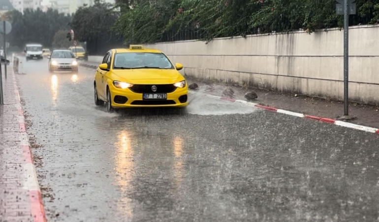 Antalya’da sağanak, yerini fırtına ve doluya bıraktı