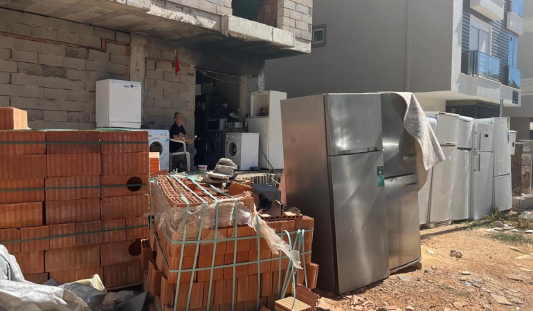 Arsalarını müteahhide verdiler, bitmesini beklemeden inşaata yerleştiler