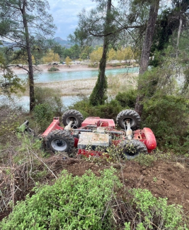 Şarampole yuvarlanan iş makinesinin operatörü yaralandı