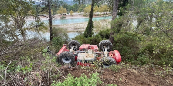 Şarampole yuvarlanan iş makinesinin operatörü yaralandı