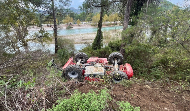 Şarampole yuvarlanan iş makinesinin operatörü yaralandı